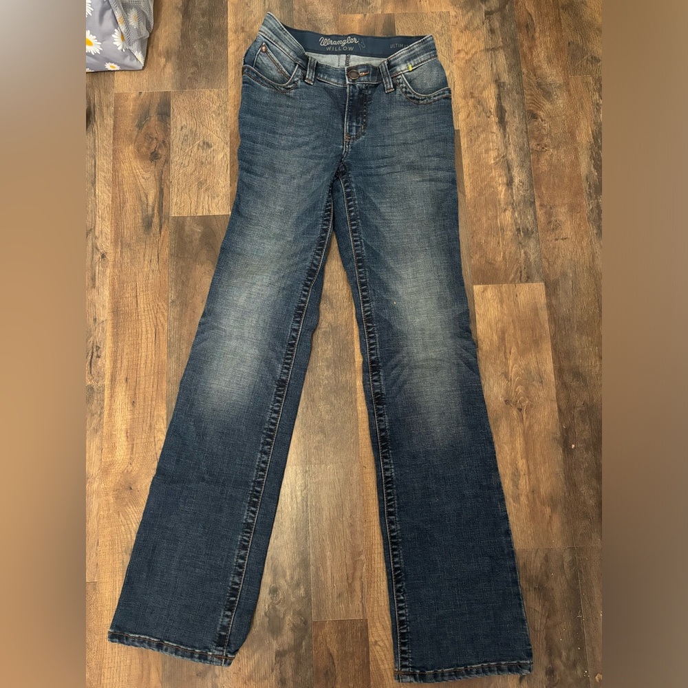 Wrangler willow boot cut jeans! Size 0X34. Low rise and comfortable!